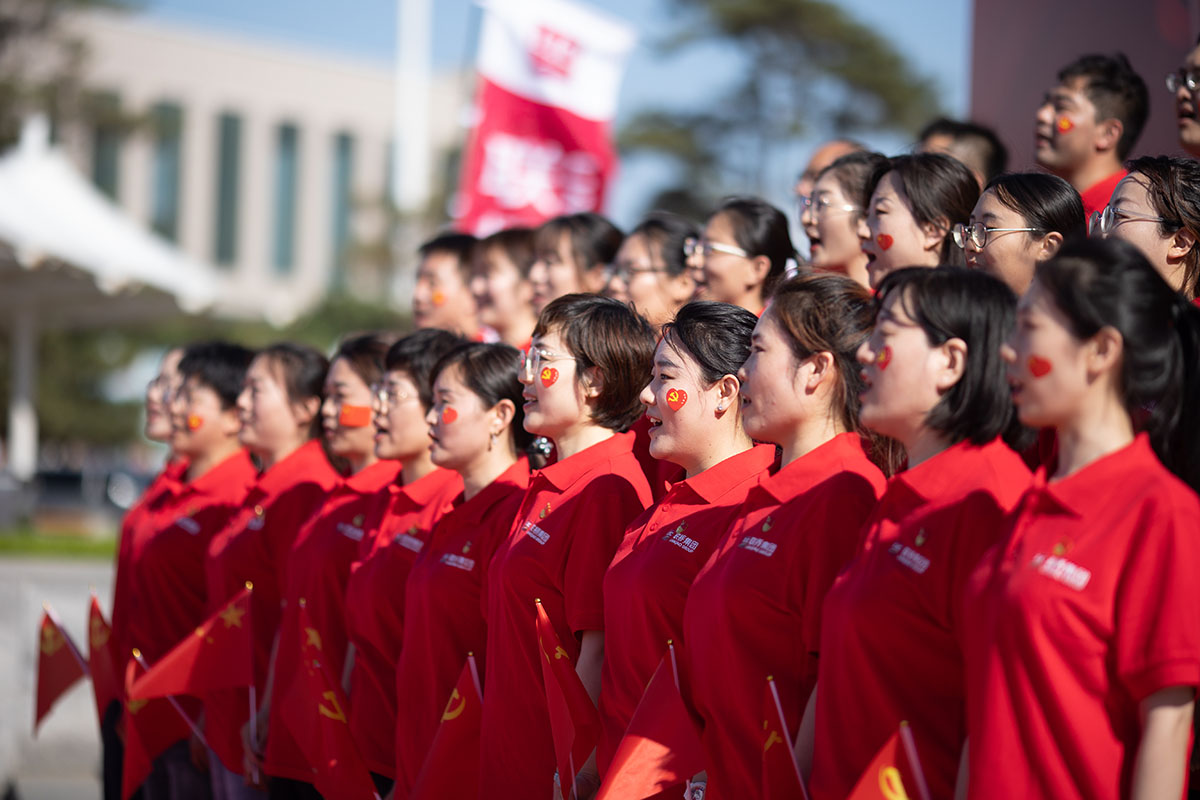 光耀先鋒·致敬力量—近200名黨員齊聚一堂，以唱紅歌的形式，致敬崢嶸歲月，獻(xiàn)禮百年征程，歌唱美好新時代，慶祝建黨100周年