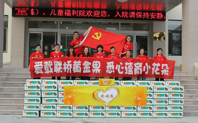 愛載聯(lián)橋黃金果，悉心蘊(yùn)育小花朵