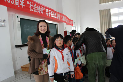 三八節(jié)聯(lián)橋“社會媽媽”看望結(jié)對學(xué)生