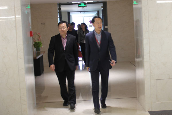 山東大學(xué)(威海)黨委書記仝興華一行來(lái)聯(lián)橋集團(tuán)參觀考察