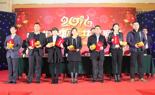 聯(lián)橋新材2015總結表彰暨2016迎新晚會隆重舉行