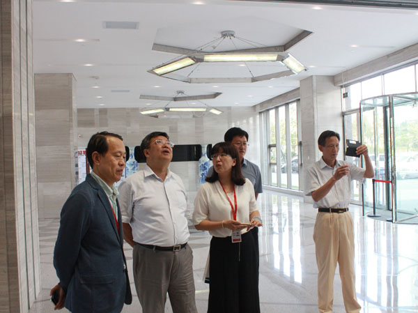 威海海洋職業(yè)學(xué)院張宗軍院長(zhǎng)一行來聯(lián)橋集團(tuán)參觀調(diào)研