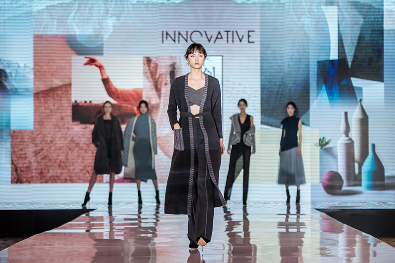 “創(chuàng)意 · 跨越 國(guó)家毛衫紗線資源共享平臺(tái)啟動(dòng)儀式”在威海聯(lián)橋集團(tuán)盛裝啟幕(圖27) “創(chuàng)意 · 跨越 國(guó)家毛衫紗線資源共享平臺(tái)啟動(dòng)儀式”在威海聯(lián)橋集團(tuán)盛裝啟幕(圖27)