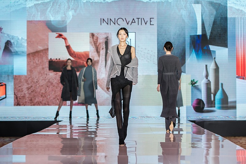 “創(chuàng)意 · 跨越 國(guó)家毛衫紗線資源共享平臺(tái)啟動(dòng)儀式”在威海聯(lián)橋集團(tuán)盛裝啟幕(圖28) “創(chuàng)意 · 跨越 國(guó)家毛衫紗線資源共享平臺(tái)啟動(dòng)儀式”在威海聯(lián)橋集團(tuán)盛裝啟幕(圖28)