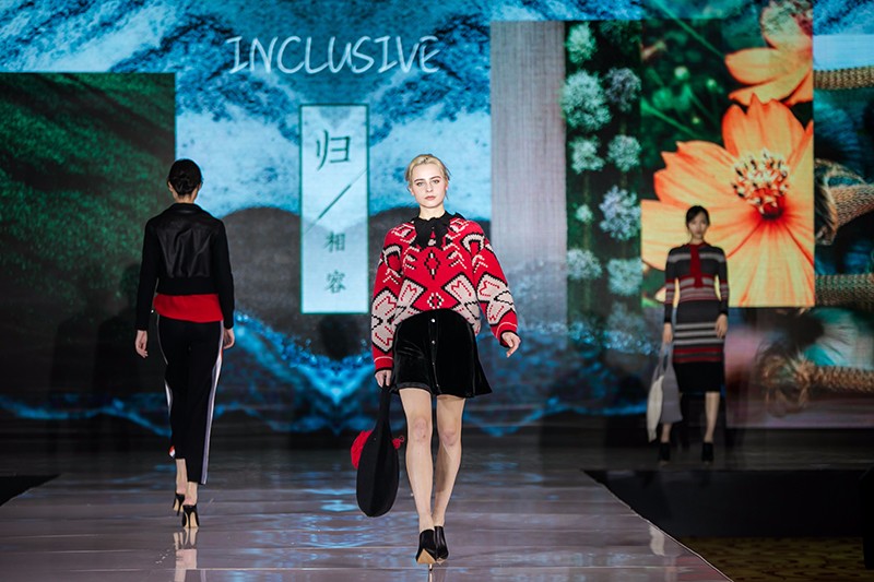 “創(chuàng)意 · 跨越 國(guó)家毛衫紗線資源共享平臺(tái)啟動(dòng)儀式”在威海聯(lián)橋集團(tuán)盛裝啟幕(圖49) “創(chuàng)意 · 跨越 國(guó)家毛衫紗線資源共享平臺(tái)啟動(dòng)儀式”在威海聯(lián)橋集團(tuán)盛裝啟幕(圖49)