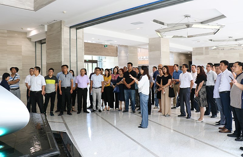 威海市屬國有企業(yè)黨務干部培訓班到聯(lián)橋集團觀摩黨建工作