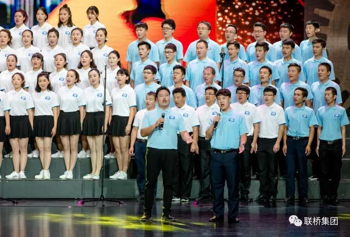 聯(lián)橋藍色暢想合唱團榮獲“喜迎十九大·地級威海市成立三十周年全市職工大合唱”一等獎(圖4) 聯(lián)橋藍色暢想合唱團榮獲“喜迎十九大·地級威海市成立三十周年全市職工大合唱”一等獎(圖4)