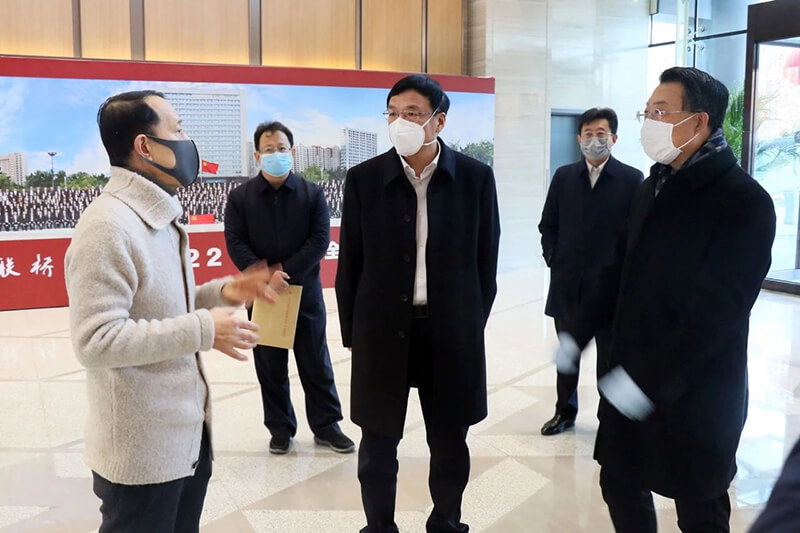 威海市委書(shū)記王魯明到聯(lián)橋集團(tuán)調(diào)研疫情防控工作(圖1)