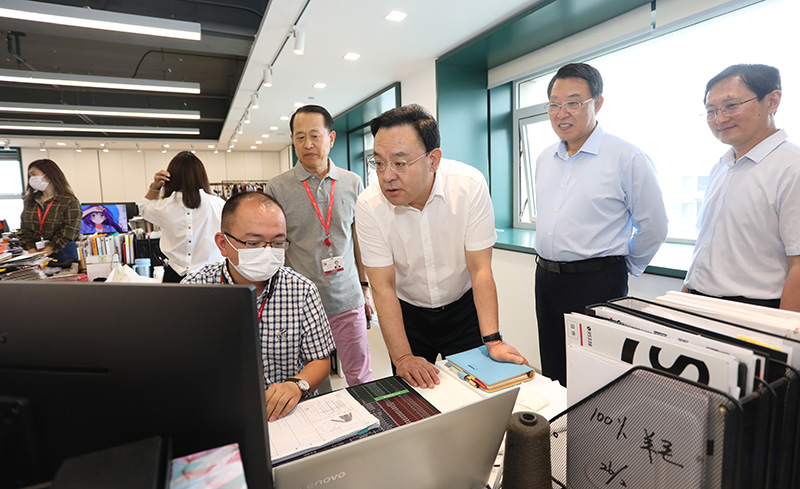 威海市委副書記、代市長閆劍波到聯(lián)橋集團(tuán)調(diào)研