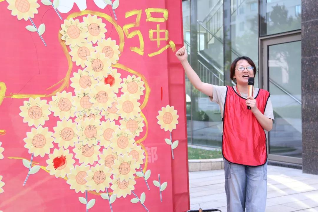 光耀先鋒“新新”向榮—總部黨支部：你們在前線全力沖擊，我們在后方全心保障和服務(wù)，攜手前行，變得更強(qiáng)！